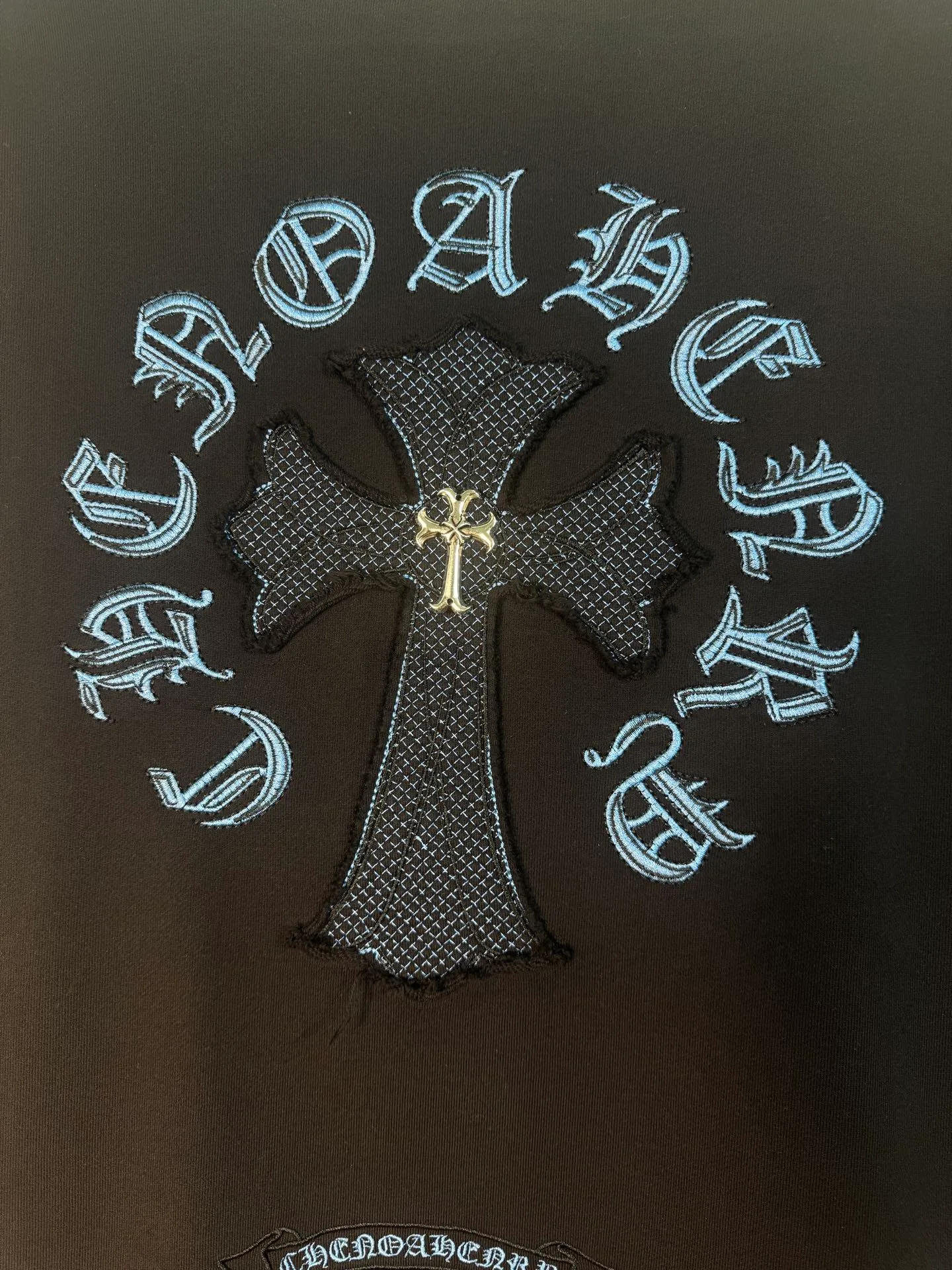P260 top version, real shot without P, ​​different from market currency) 𝗖𝗵𝗿𝗼𝗺𝗲 𝗛𝗲𝗮𝗿𝘁𝘀/Cro Heart 2025 denim patch embroidery autumn and winter new original single counter American laser burnt 3D three-dimensional color embroidery couple casual sweatshirt 👑The highest version! Customized fabric 430g tripe terry fabric! American acid washed distressed original denim with burnt flowers ✟appliqué embroidery and exquisite embroidery of letters! The best-selling model in the counter, very comfortable to wear. Accessories: original molded and authenticated collar label➕100% silk wash label. Genuine purchase-grade original hangtag➕matching hanging rope➕3D hanging beads➕original packaging bag. Craftsmanship: The original version has consistent wiring! The highest version of the armhole matching technique! Color: White Black Size: S M L XL Style No.: 9330